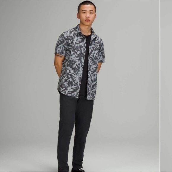 Lululemon Men’s Airing Easy Short Sleeve Button-Down in Spray Leaf Rhino Gray - Picture 2 of 9